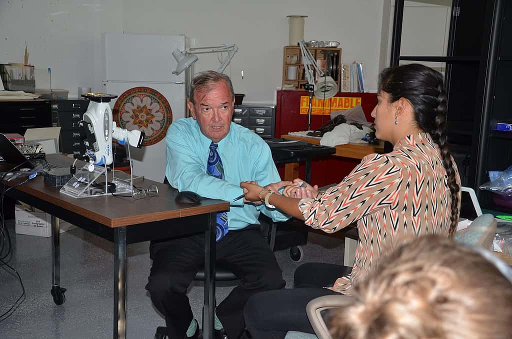 Dr Kaiser explains how the XRF tracer works to conservation intern Vanessa Ocana-Mayor