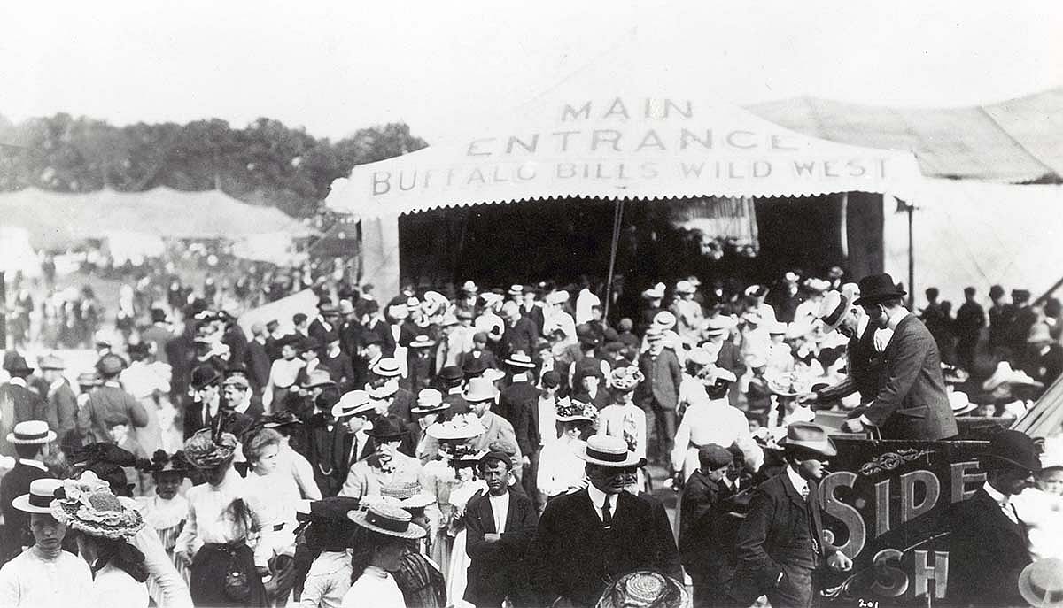 Crowding to see Buffalo Bill's Wild West. Date and place unknown. MS 71 Vincent Mercaldo Collection, McCracken Research Library. P.71.1501