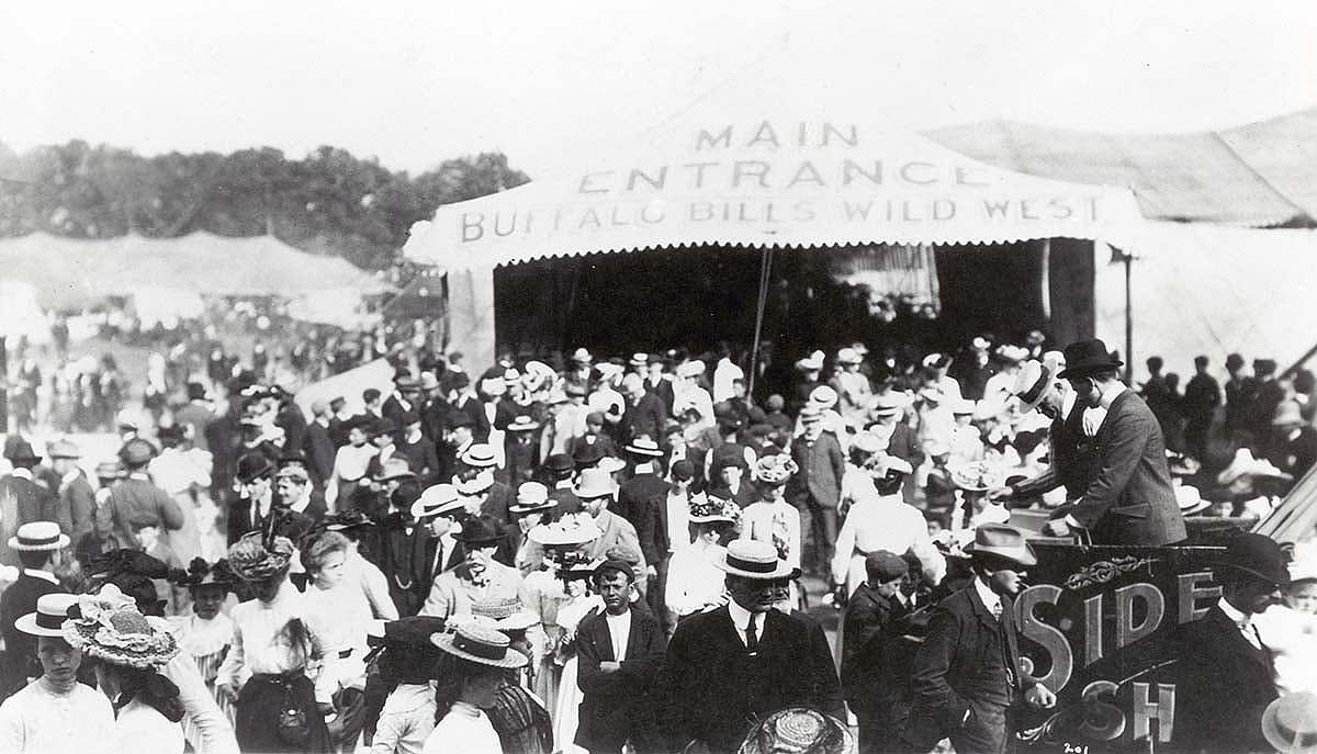 Crowding to see Buffalo Bill's Wild West. Date and place unknown. MS 71 Vincent Mercaldo Collection, McCracken Research Library. P.71.1501