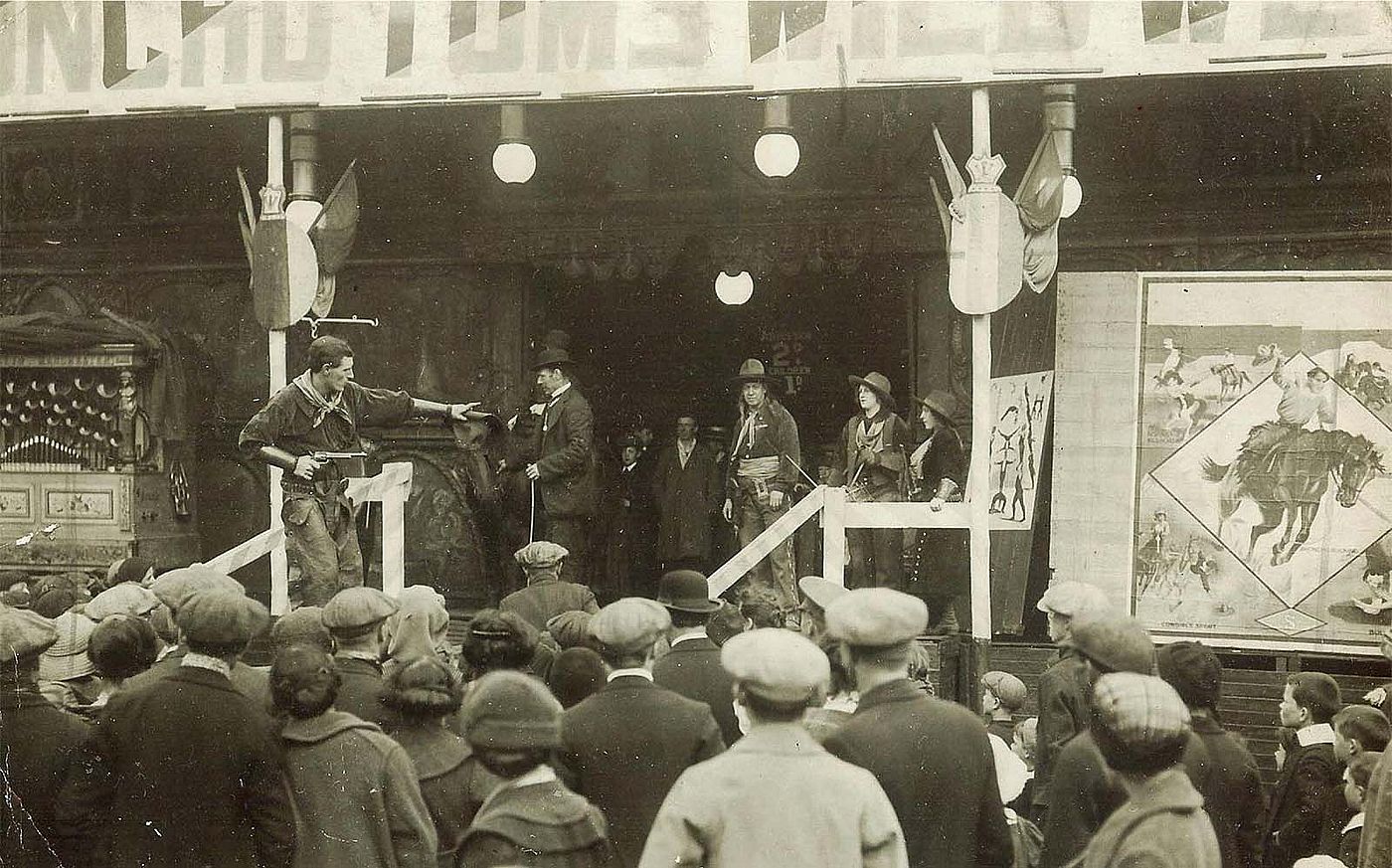 Montana Bill performing live in Broncho Tom's Wild West Show, Vinegarhill (Gallowgate) Fairground, Glasgow, 1915. Courtesy Tom F. Cunningham at snbba.co.uk.