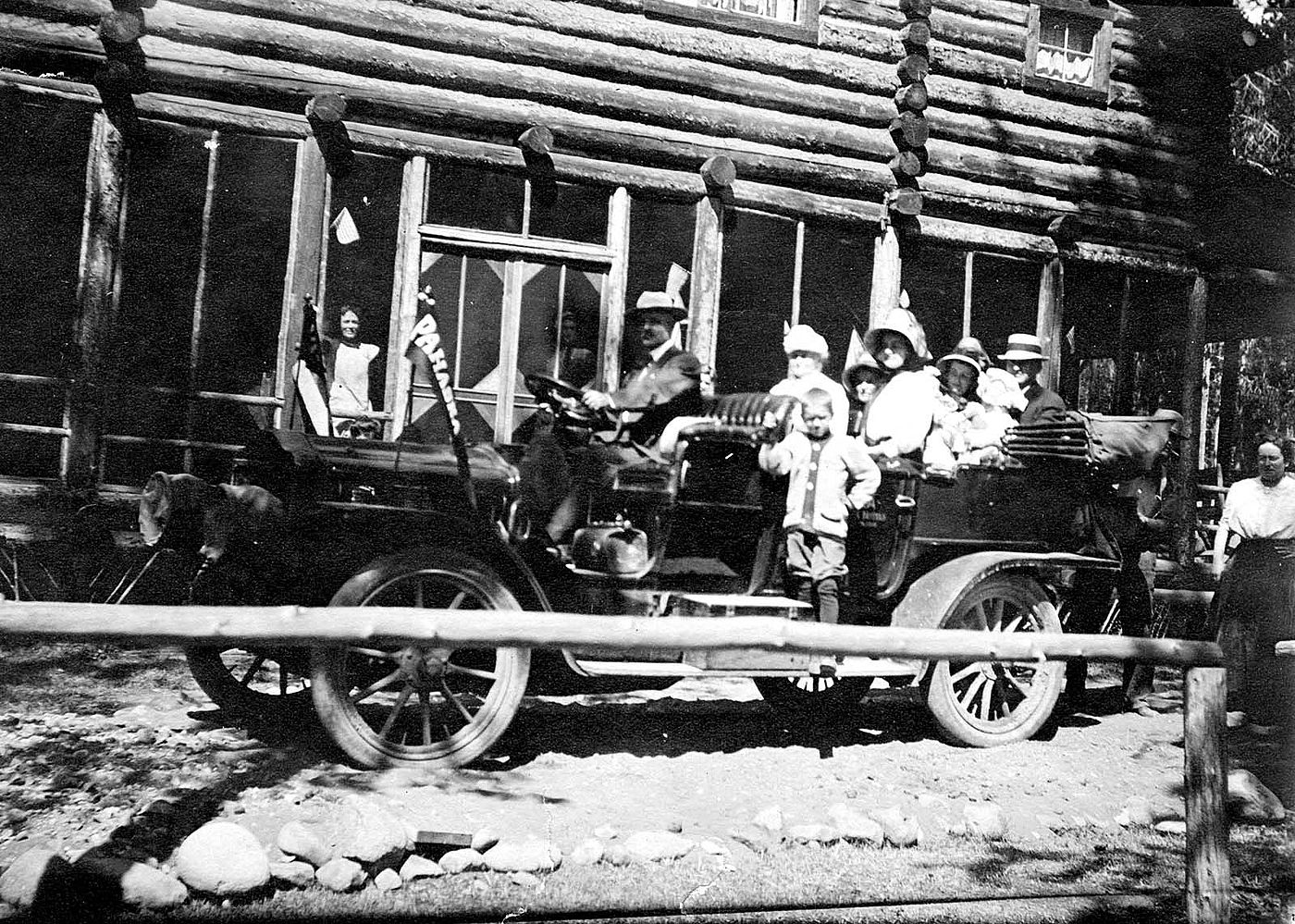 Traveling by car, Pahaska Tepee. MS 6 William F. Cody Collection, McCracken Research Library. P.69.1691