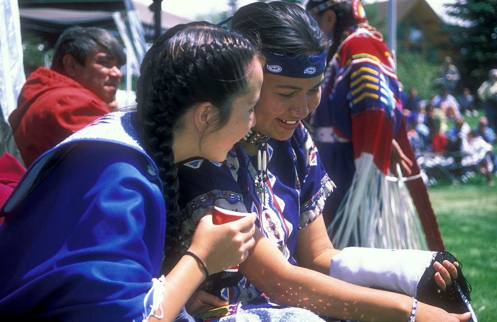 Two friends meet at the Powwow. 2003 Plains Indian Museum Powwow. Photo by Masato Onada.