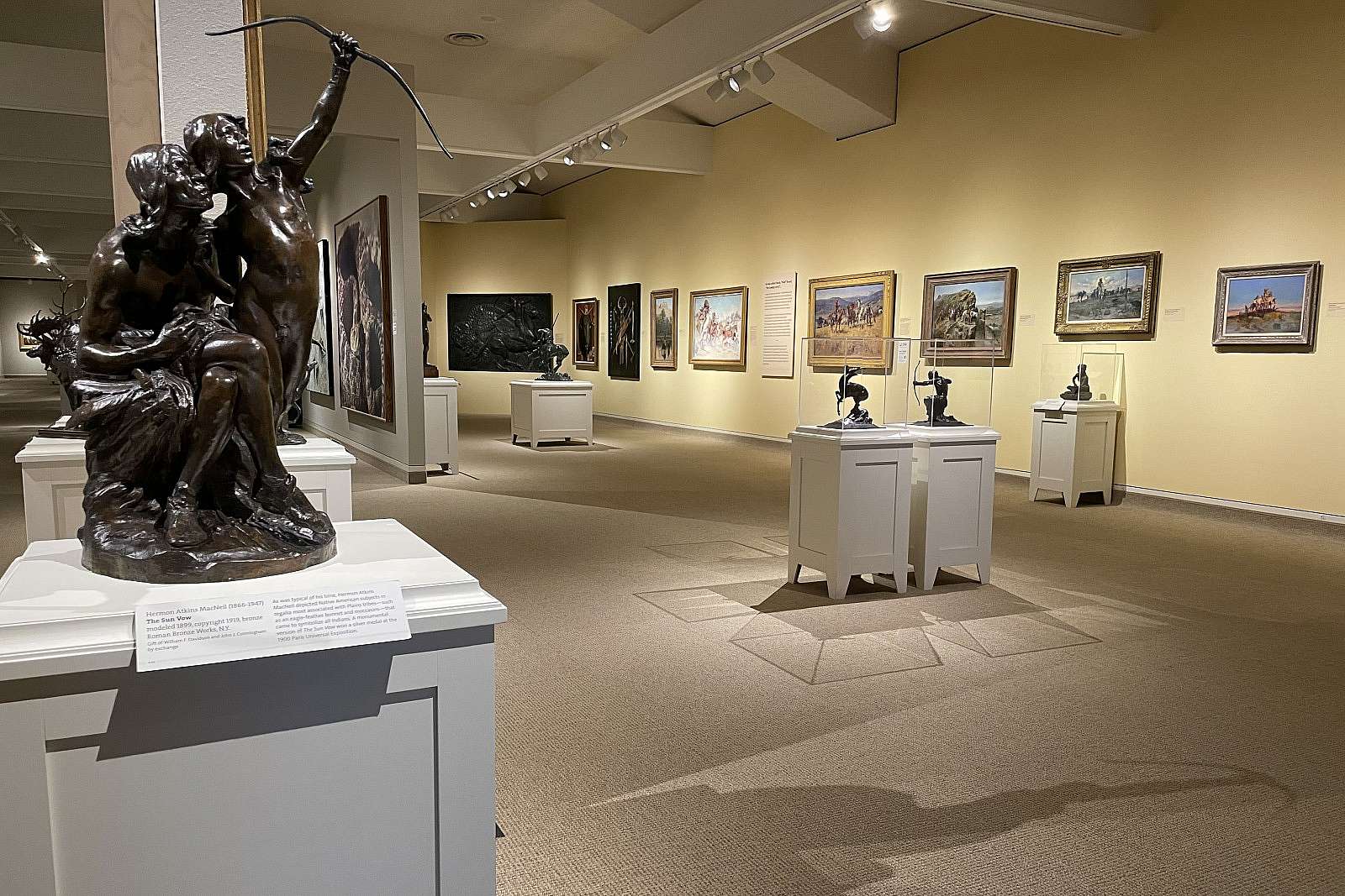Whitney Western Art Museum, with Hermon Atkins MacNeil's The Sun Vow in foreground, Buffalo Bill Center of the West, Cody, Wyoming, USA. (Hermon Atkins MacNeil bronze, The Sun Vow. Gift of William F. Davidson and John J Cunningham by exchange. Bronze, 4.66) (BBCW-WWAM03)