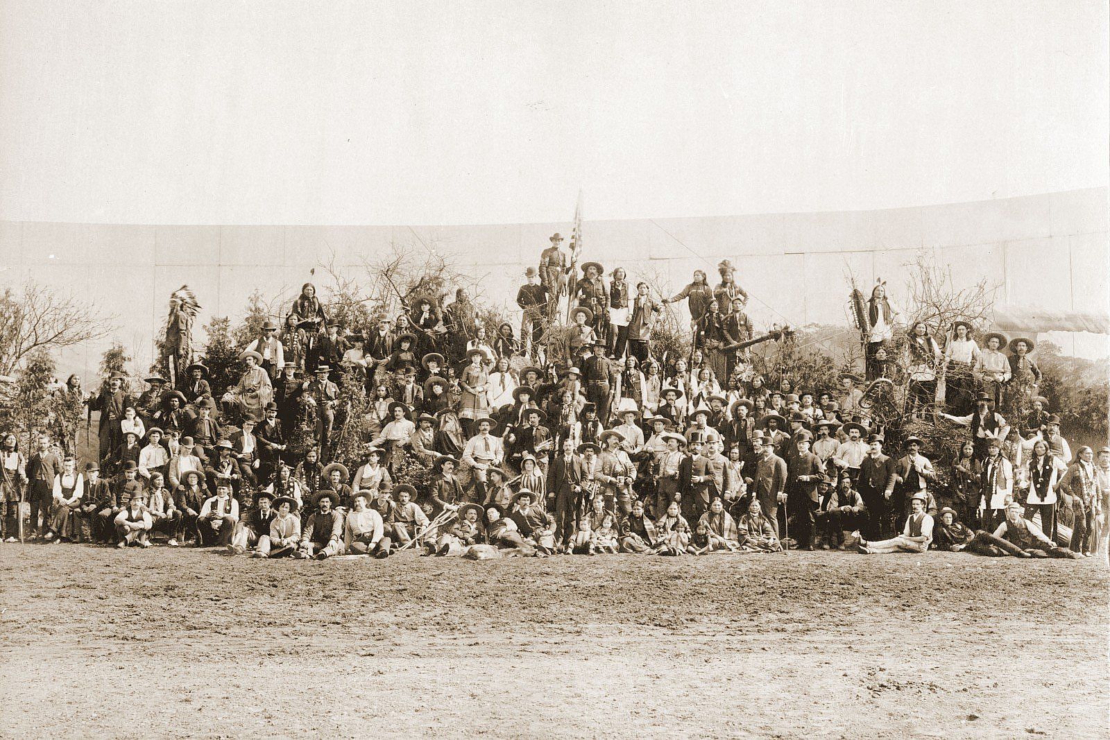 Photograph, Cast of Buffalo Bill's Wild West, London, England, 1887. MS 6 William F. Cody Collection, McCracken Research Library. P.69.0827 (BBCW-WFC04-P.69.0827)