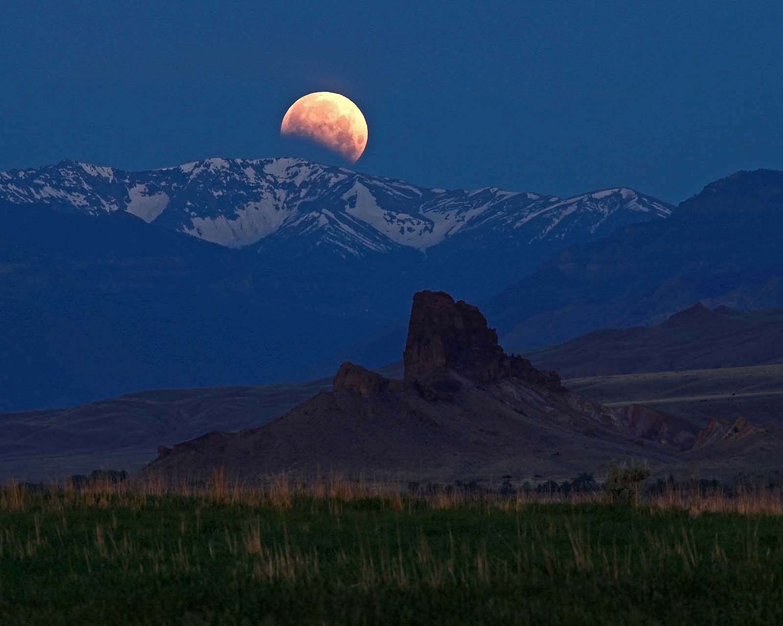 Mack Frost's photograph of the 2012 lunar eclipse with Horse's Head snowfield and Castle Rock.
