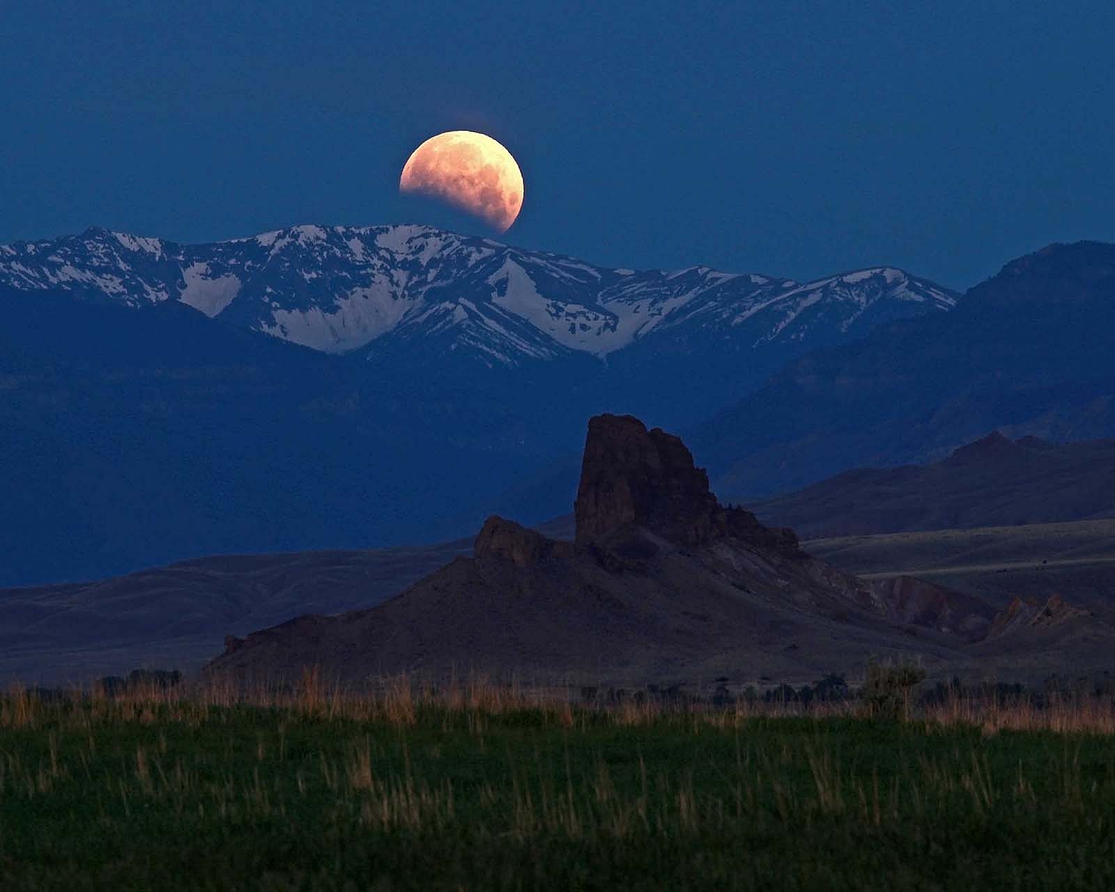 Mack Frost's photograph of the 2012 lunar eclipse with Horse's Head snowfield and Castle Rock.