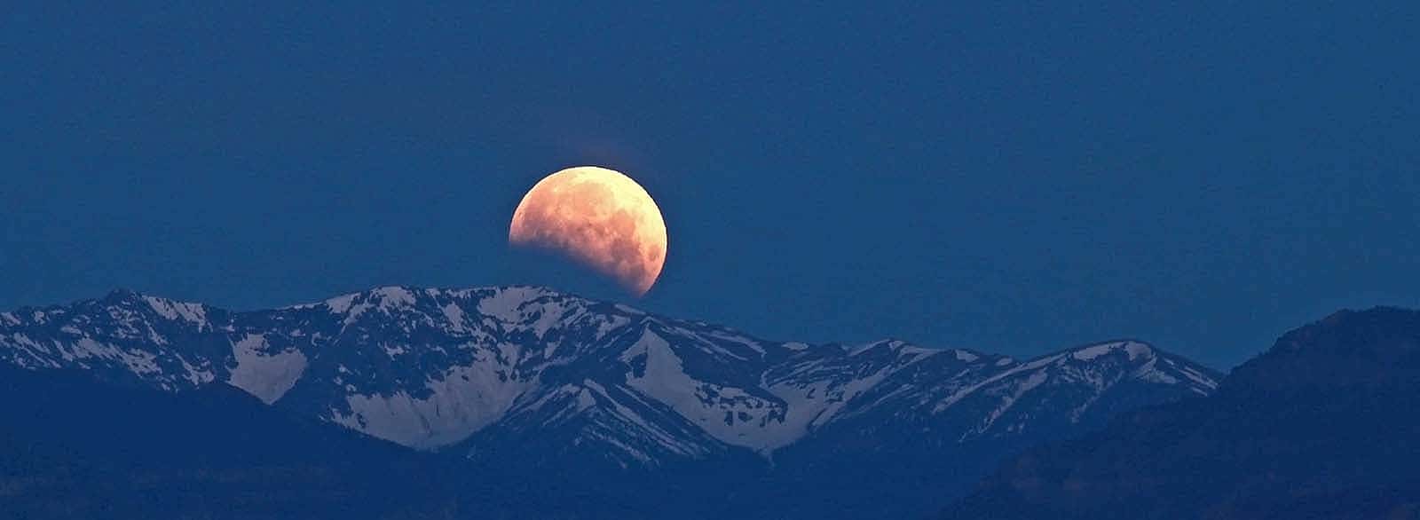 Mack Frost's photograph of the 2012 lunar eclipse with Horse’s Head snowfield and Castle Rock. (detail)