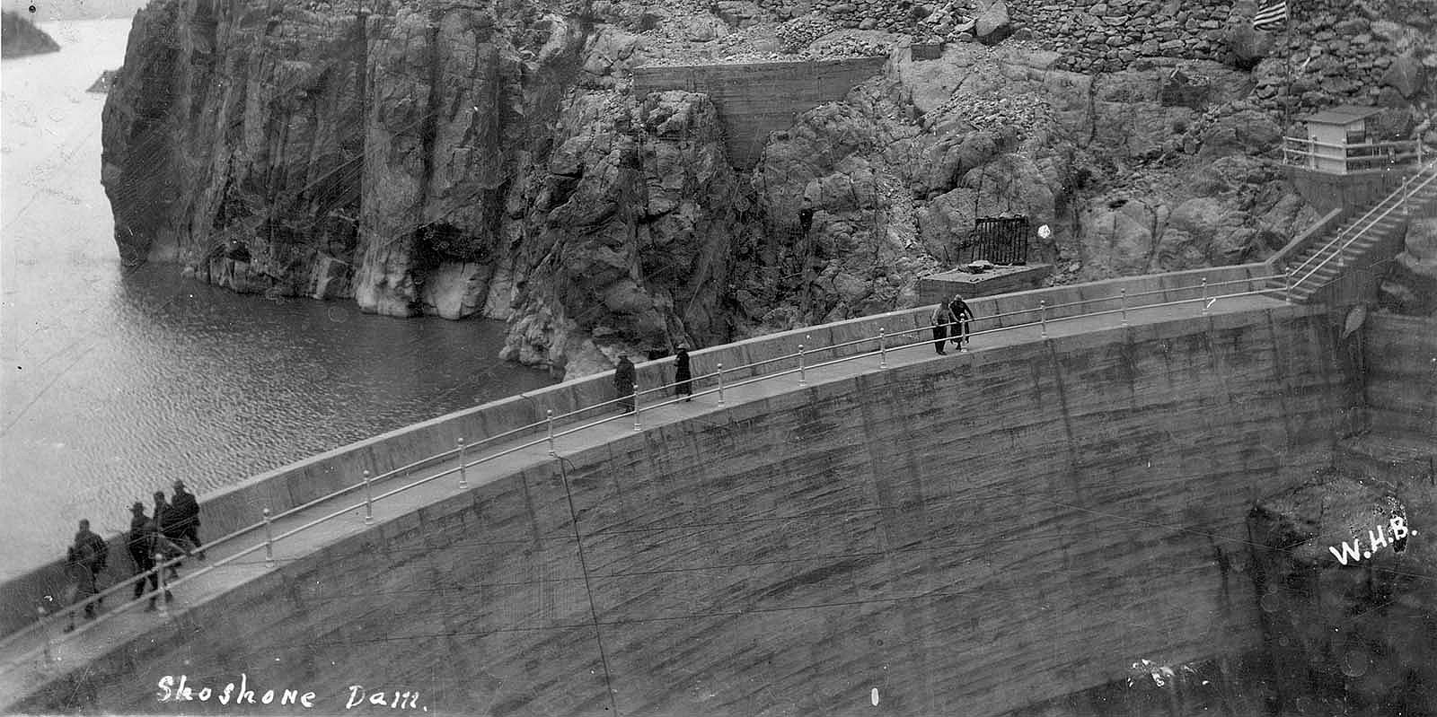 People along the top of Buffalo Bill Dam. MS 006 William F. Cody Collection, McCracken Research Library. P.69.1354.g