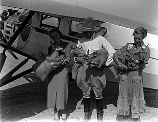Bill Monday and helpers gather pronghorn for an airplane ride. MS 3 Charles Belden Collection. Loading Pronghorn: PN.67.695a