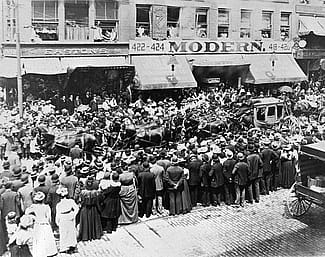 The Wild West parade brings out the crowds, ca. 1890. MS6 William F. Cody Collection, McCracken Research Library. P.6.0215