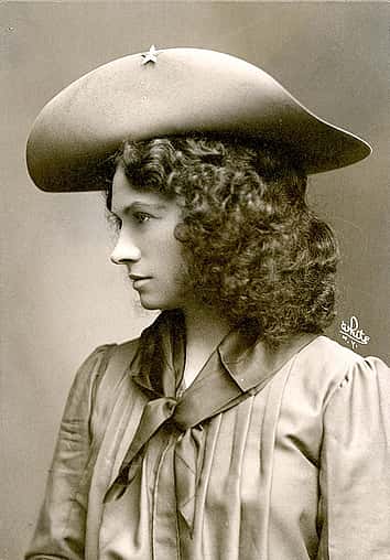 Annie Oakley, ca. 1902. MS 6 William F. Cody Collection, McCracken Research Library. P.69.1161