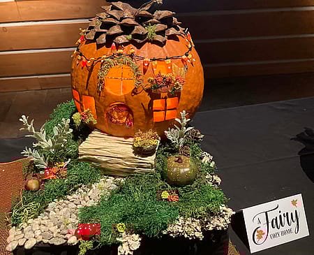 Halloween Jack-o-lantern: decorated as a fairy house.