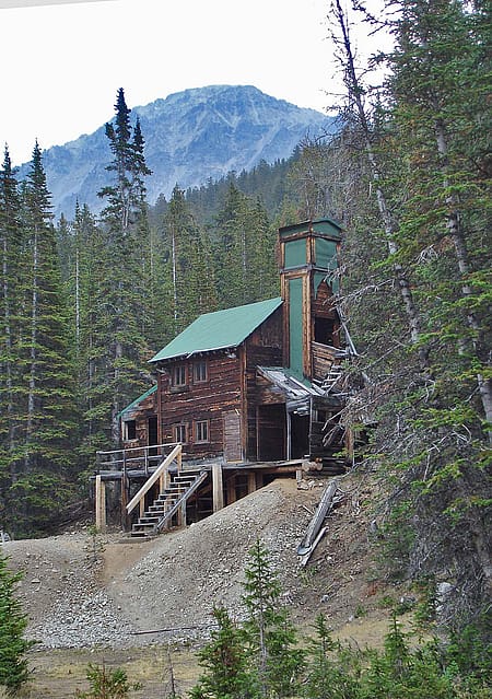 A more recent view of a building in the Kirwin Mining District. Bob Richard photograph.