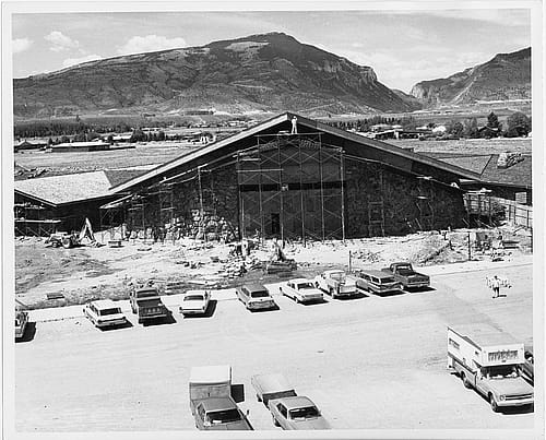 Center facade under construction, connecting the Whitney Western Art and new Buffalo Bill museums. MS 89 Jack Richard Photograph Collection, McCracken Research Library. P.89.3112. 