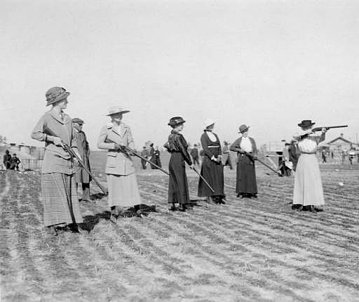 Annie Oakley shoots with other women.  MS6 William F. Cody Collection, McCracken Research Library. P.69.1177