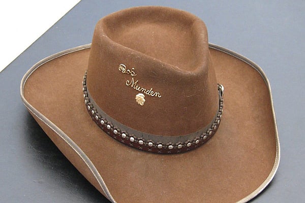 6/7. Two items that were synonymous with Bob were his cowboy hat and sunglasses. Bob wore both of these when performing exhibition shooting outdoors. At a mall in Boise, Idaho, one gentleman came up to the Mundens’ table at the food court and asked if he was addressing Bob Munden. Bob replied, "Just a minute." He pulled out his sunglasses from his shirt pocket, put them on, and the man exclaimed, "There you are!"