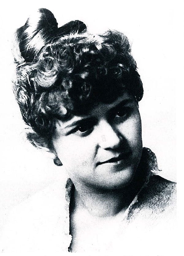 Addie Byram Sharp, taken at the College of Photographic and Phonographic Art, Oxford, Ohio. Joseph Henry Sharp Collection, McCracken Research Library. Gift of Mr. and Mrs. Forrest Fenn.