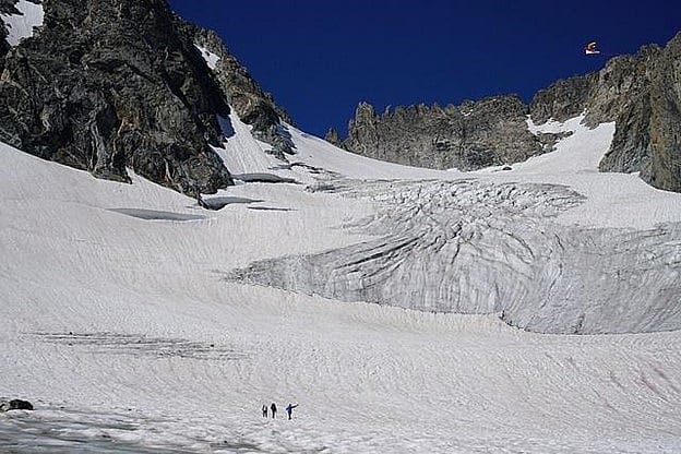 Using kite aerial photography to capture imagery on the Dinwoody Glacier in 2017