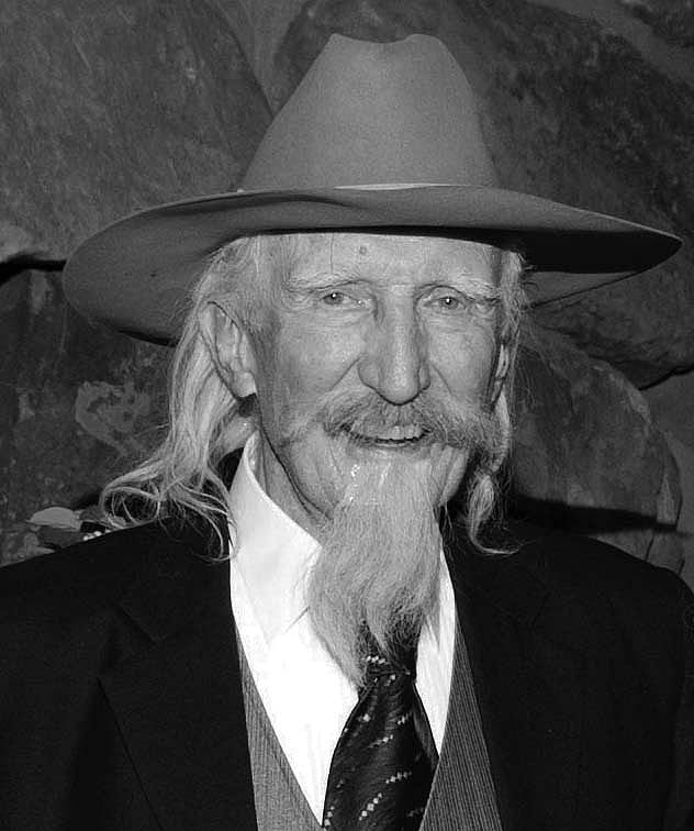 Pete Simpson as Buffalo Bill.