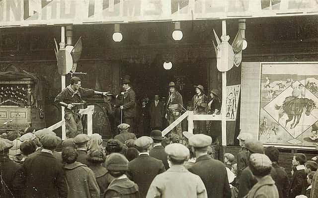 Montana Bill performing live in Broncho Tom's Wild West Show, Vinegarhill (Gallowgate) Fairground, Glasgow, 1915. Courtesy Tom F. Cunningham at snbba.co.uk.