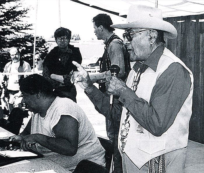 Joseph Medicine Crow speaking at the 1997 Plains Indian Museum Powwow.