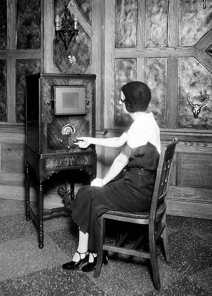 Listening to the radio, ca. 1910. Library of Congress Prints and Photographs Division Washington, D.C. 20540 USA. LC-DIG-npcc-31020