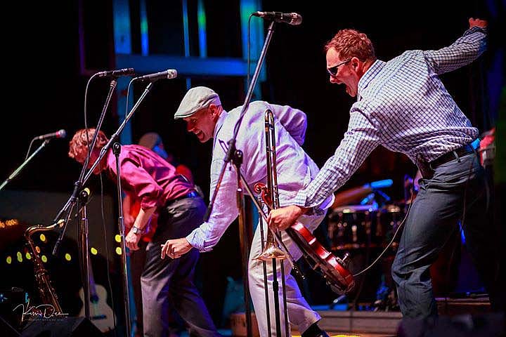 John Roberts Y Pan Blanco: Dance trio