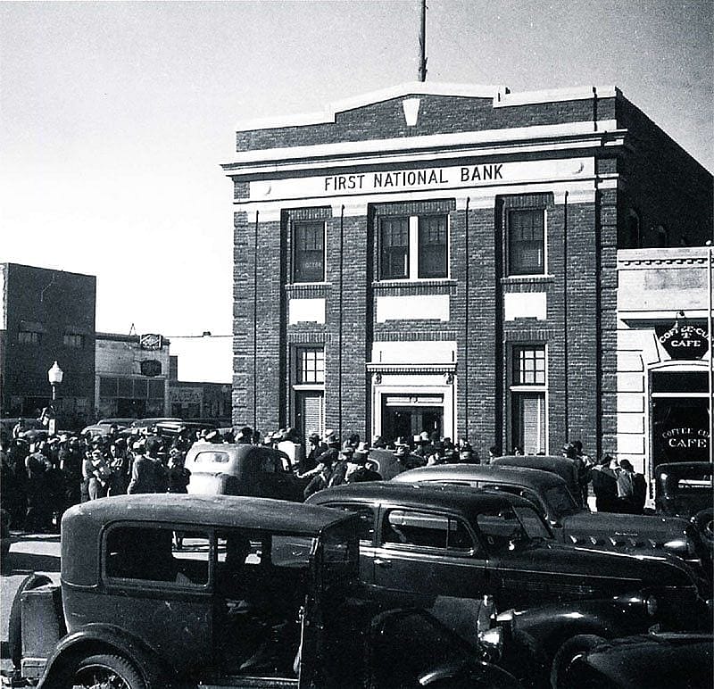 Crowds of curiosity seekers begin to fill the streets shortly after the bank robbery. Kershaw photo.