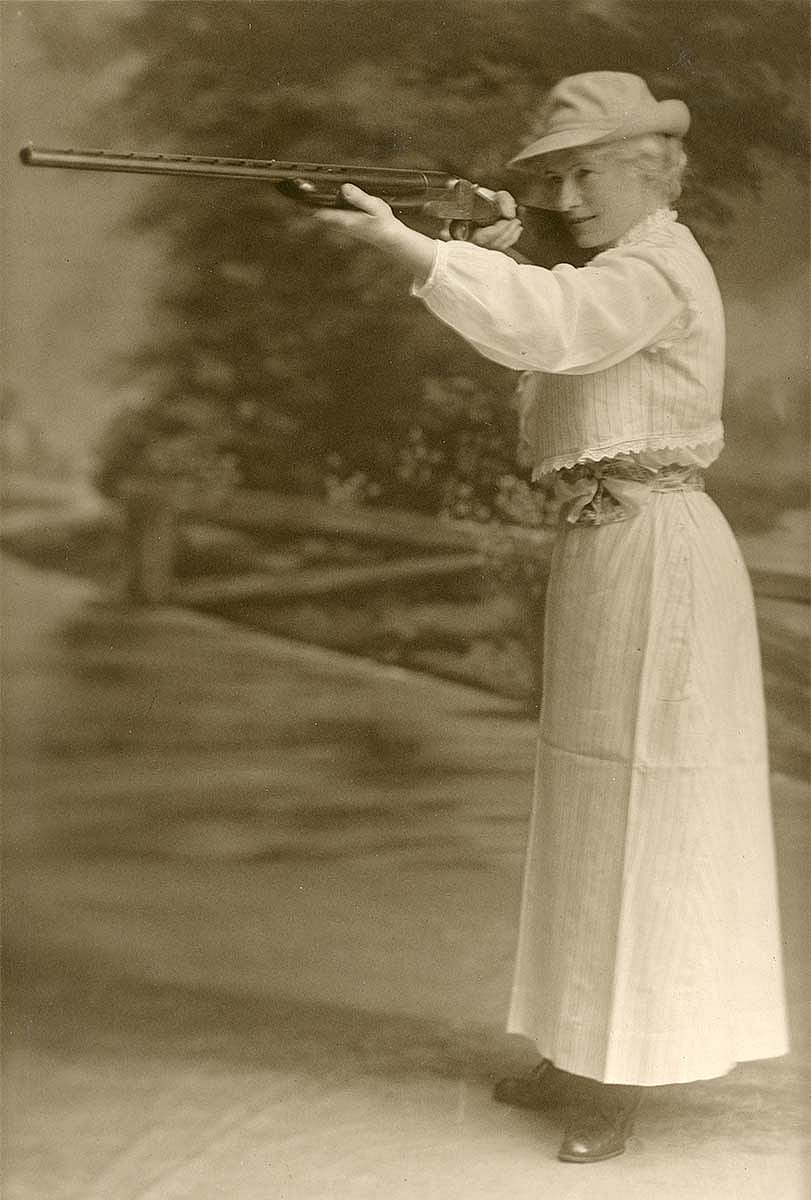 Annie Oakley holding a rifle, black and white photograph, MS 006 William F. Cody Collection, McCracken Research Library. P.69.0932