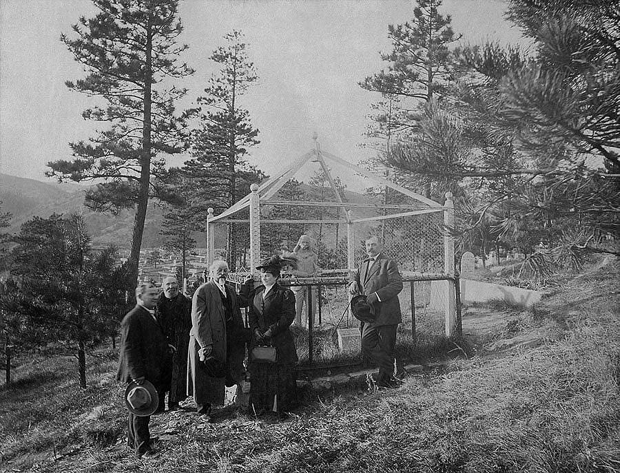 Buffalo Bill Cody at Wild Bill's grave in South Dakota in about 1914. MS 6 William F. Cody Collection. P.69.1069