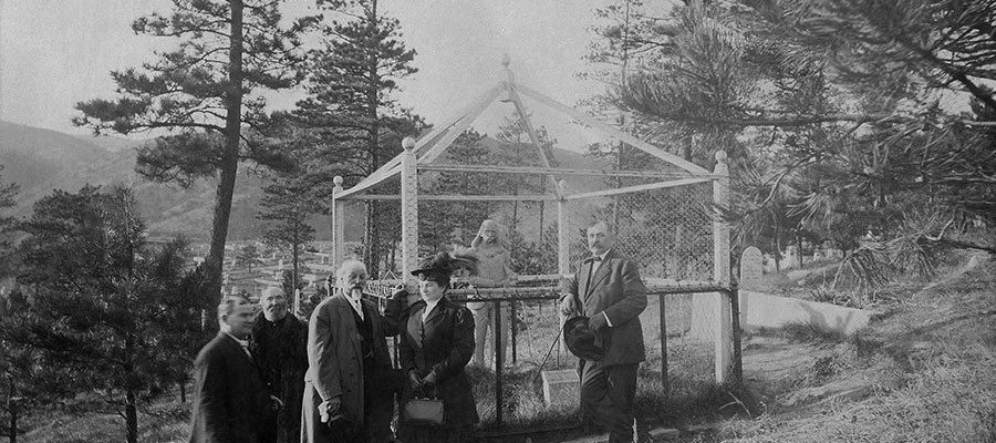 A Treasure from Our West: Photo of Buffalo Bill at Wild Bill Hickok's grave. P.69.1069