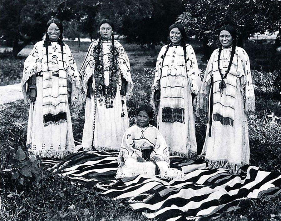 Lakota young women, Manderson, South Dakota. Photograph courtesy of Arthur Amiotte.