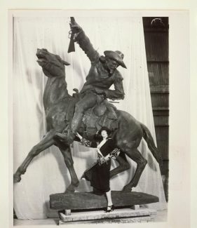Gertrude Vanderbilt Whitney with her Buffalo Bill – The Scout sculpture | ca. 1923 | P.69.185